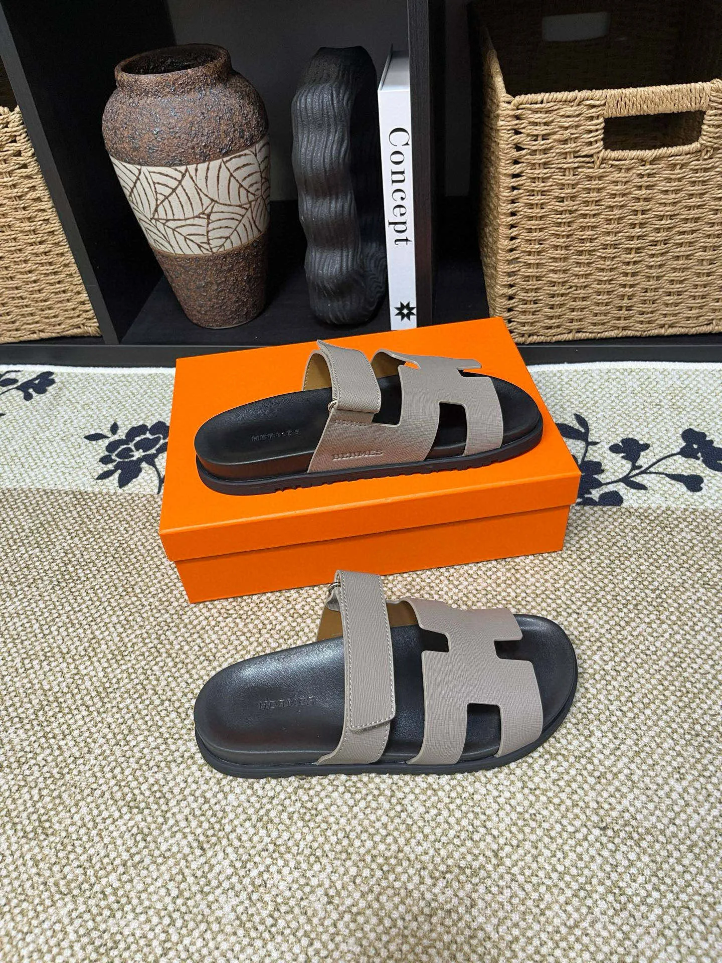 P300 Long-term stock Hermes men’s Kazimir slippers for couples - top quality woven calfskin functional sandals with intertwined uppers inspired by the “H” iconic pattern to create a casual look, perfect for summer. Imported cowhide + cowhide lining + TUP outsole Size: 35-46